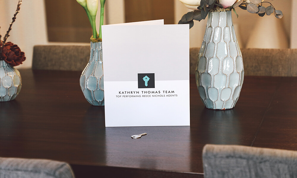 Show off your Real Estate Agency with premium folders. 